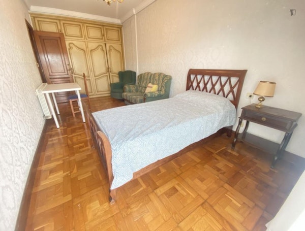 Lovely single bedroom in Aiete / Miramon