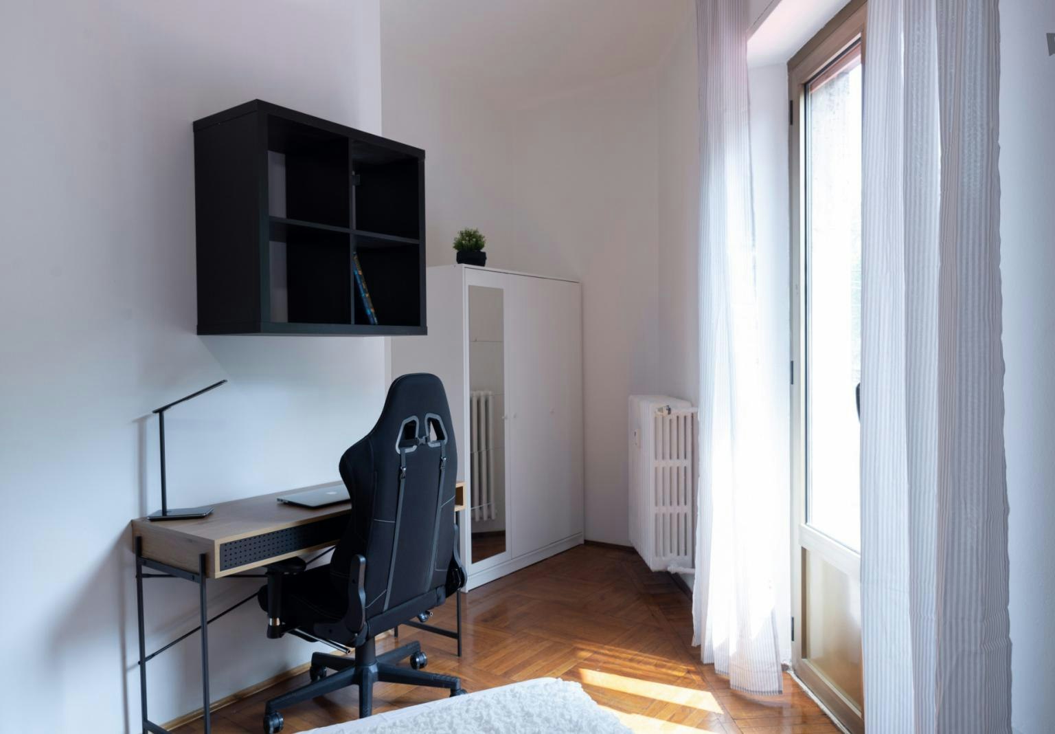 Tasteful single bedroom in a 5-bedroom flat in Calvairate