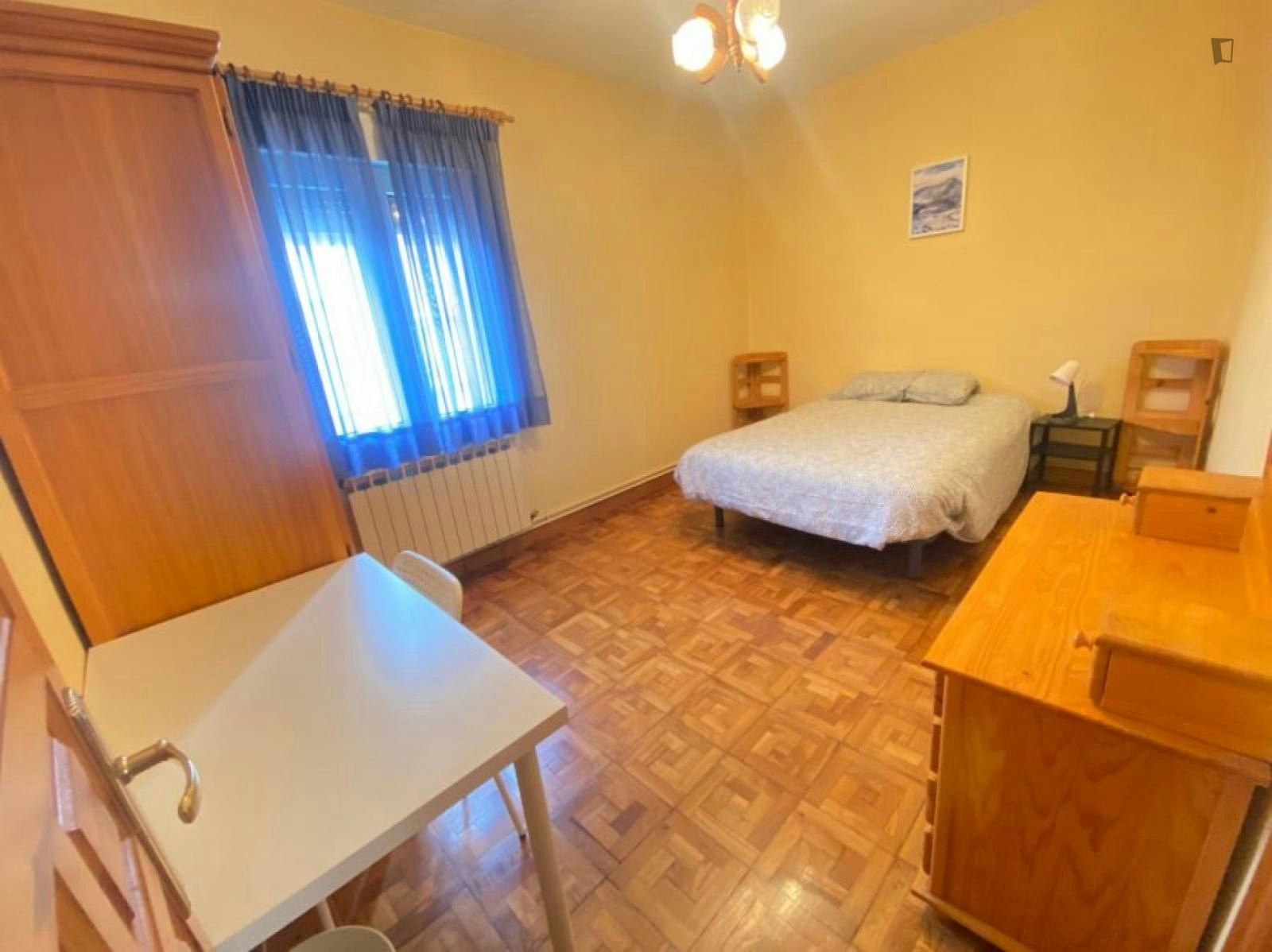 Spacious double bedroom near Universidad Navarra