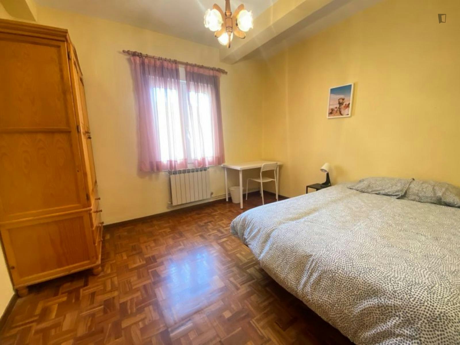 Pleasant double bedroom in Azpilagaña