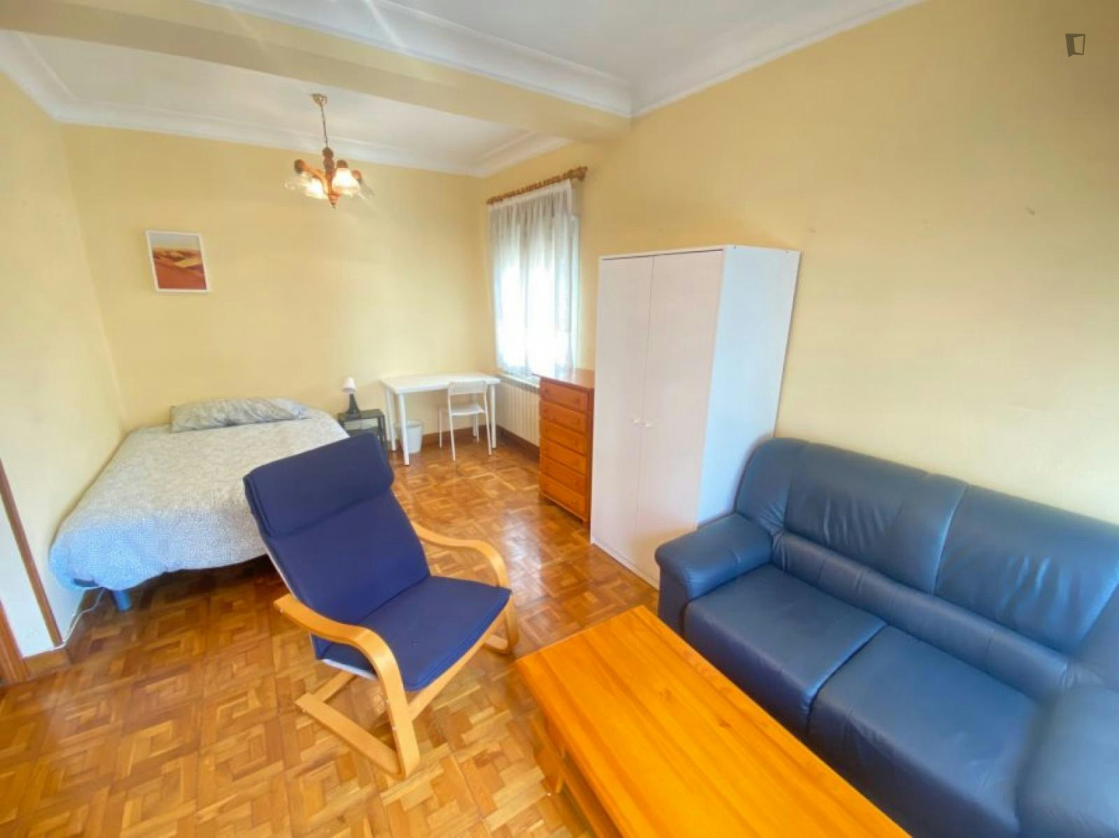 Inviting double bedroom near Universidad Pública de Navarra