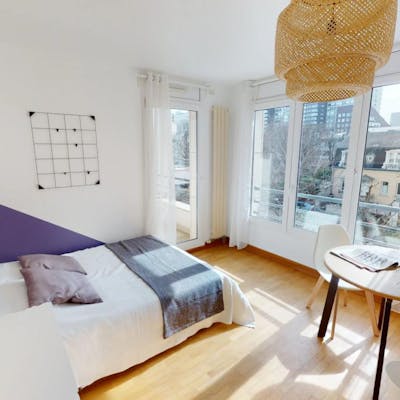Cool double bedroom in Courbevoie