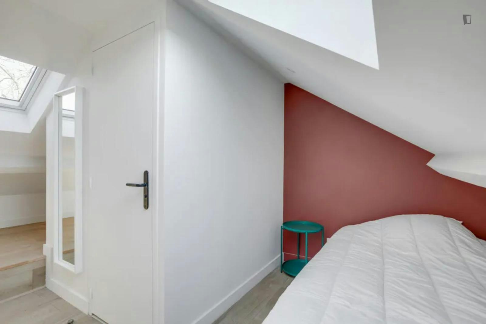 Compact double ensuite bedroom close to Port de Lille metro station
