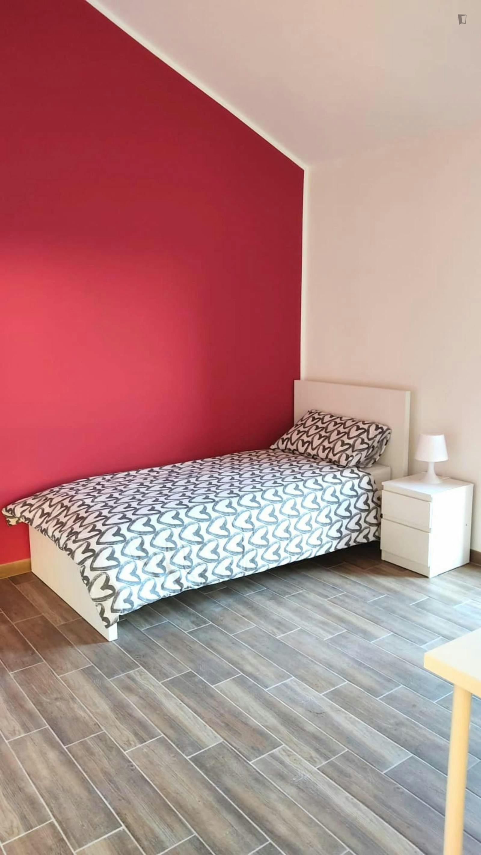 Welcoming single bedroom in 3-bedroom apartment adjacent to Milano Bovisa