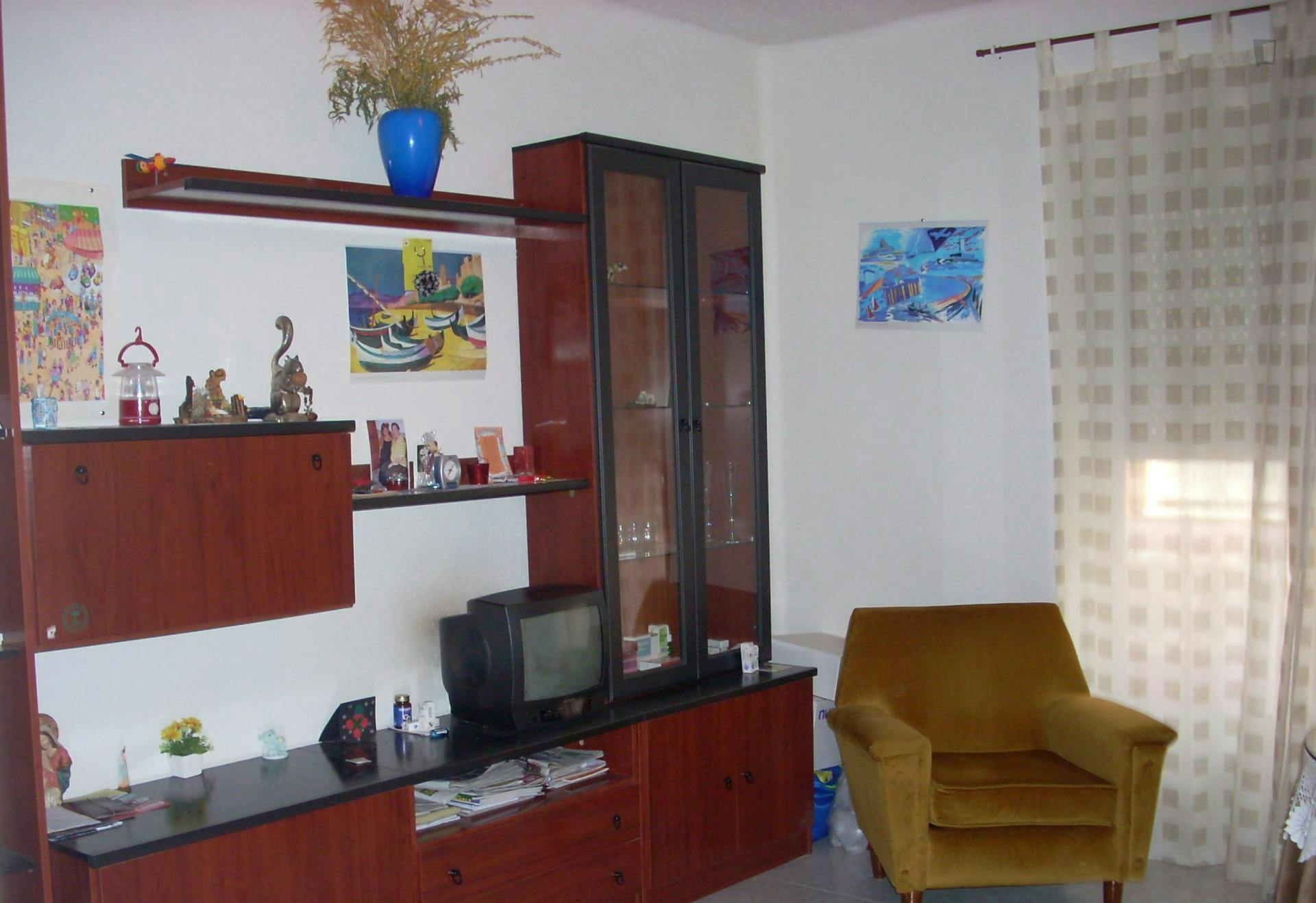 Fair and cosy single bedroom in a 3-bedroom flat, in the heart of Salamanca