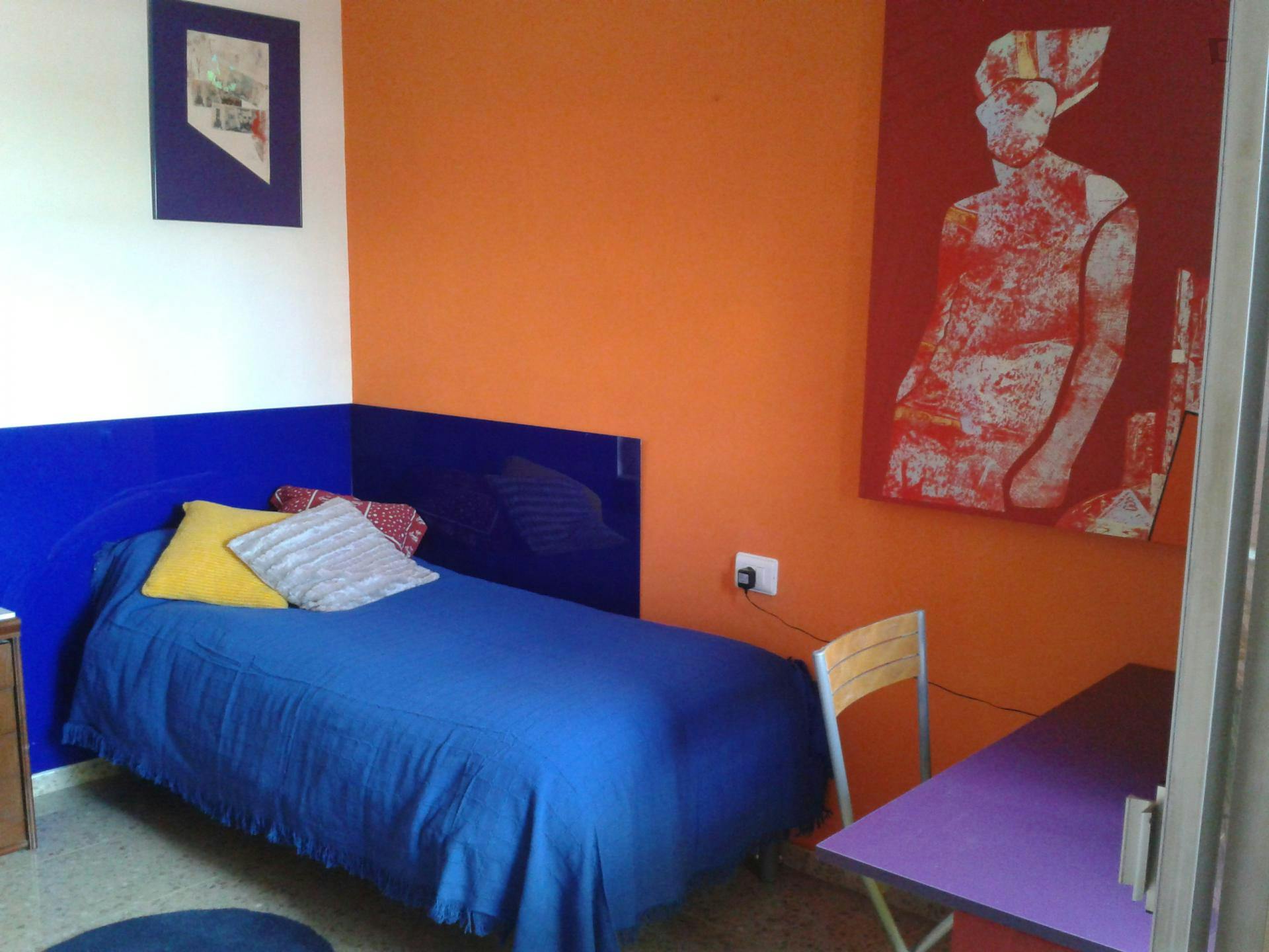 Cozy Single Bedroom in Campanar Apartment with Wi-Fi Access