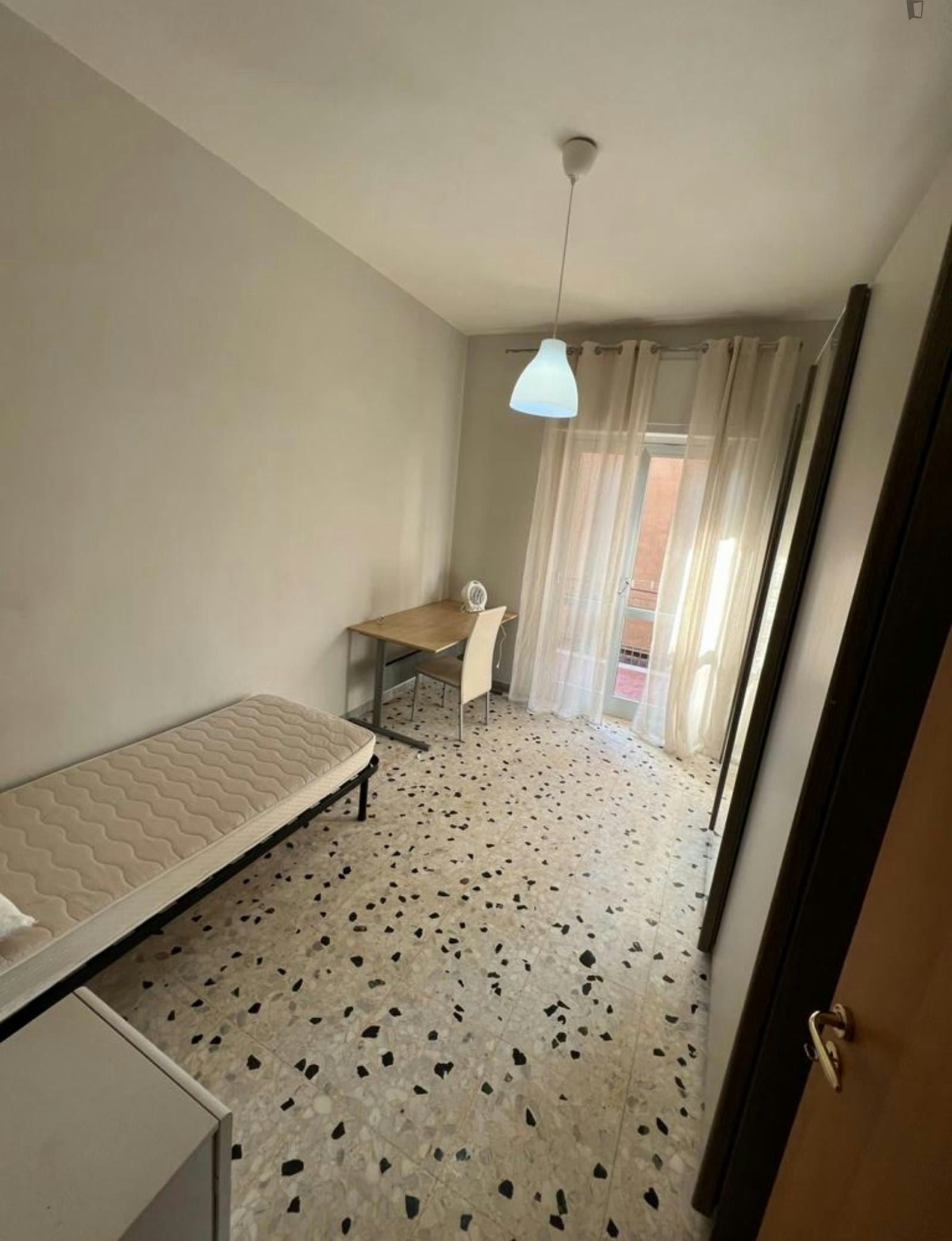 Bright Single Room in 4-Bedroom Apartment In Napoli Near La Trencia Station 
