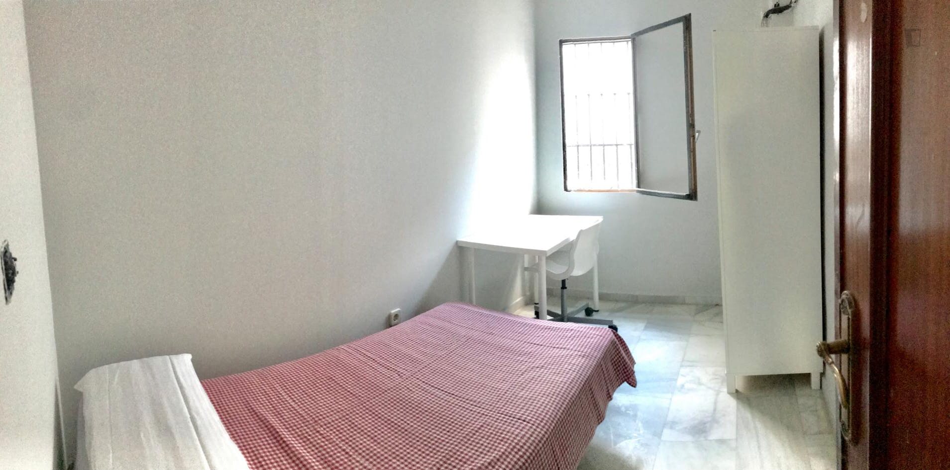 Humble single bedroom in a student flat in the centre of the city