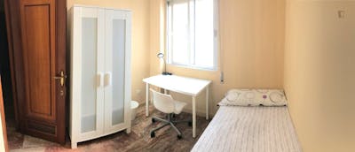 Relaxing single bedroom in a student flat, in San Basílio