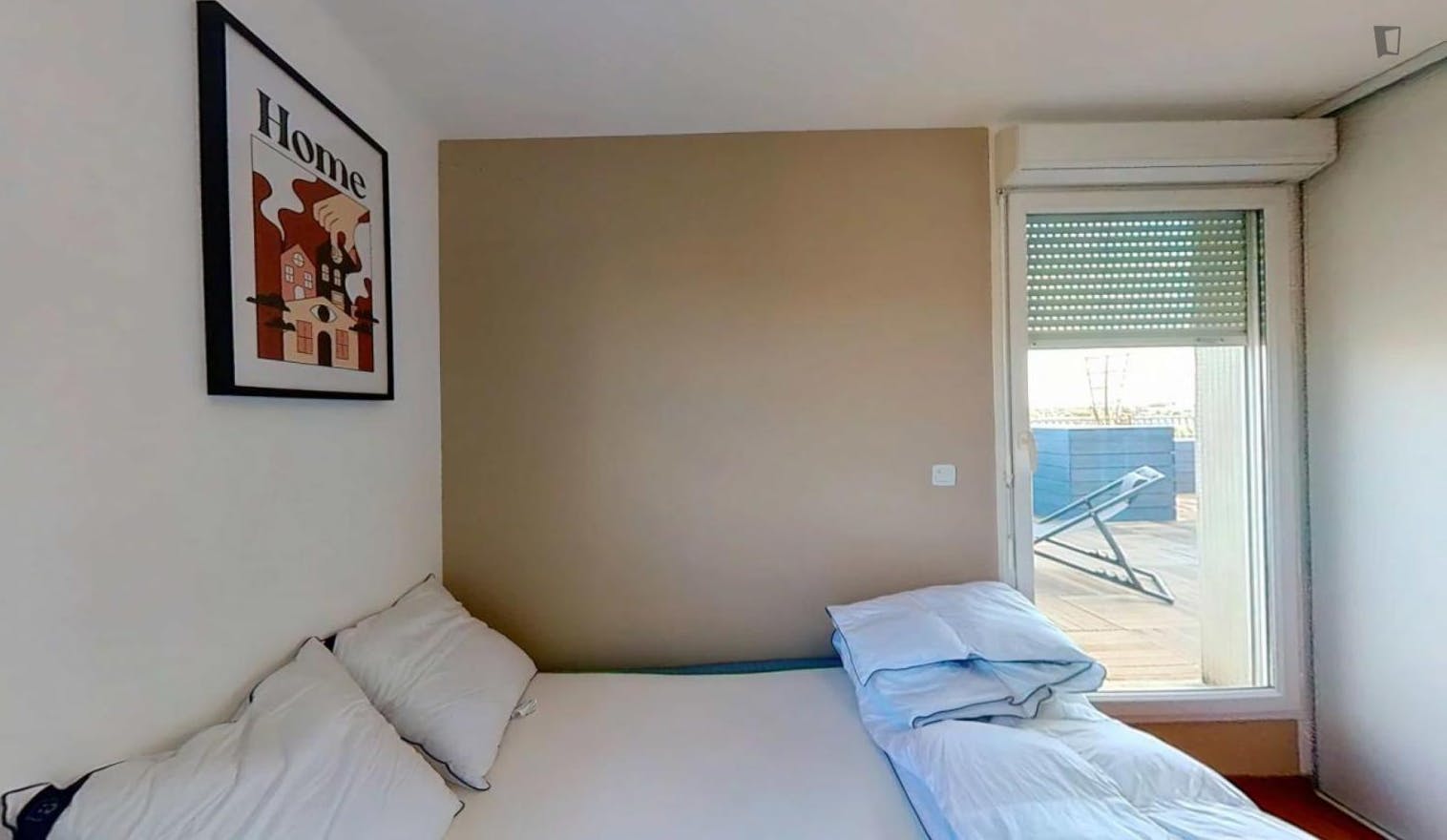 Snug double bedroom close to Carle Vernet station