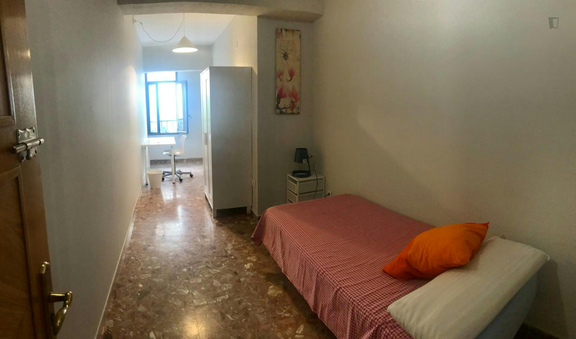 Pleasant single bedroom in a student flat, close to the Museo Arqueológico