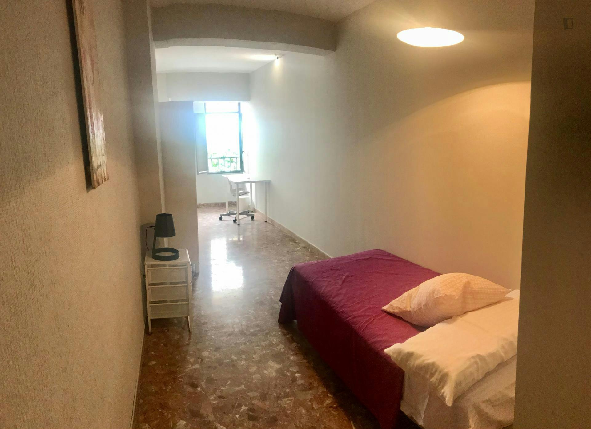 Wide single bedroom in an 8-bedroom apartment, in the centre of Cordoba