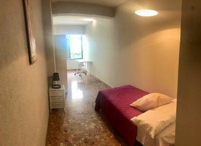 Wide single bedroom in an 8-bedroom apartment, in the centre of Cordoba  - Gallery -  1