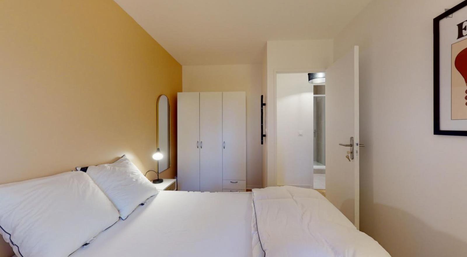Lovely double bedroom close to Parc des Sévines