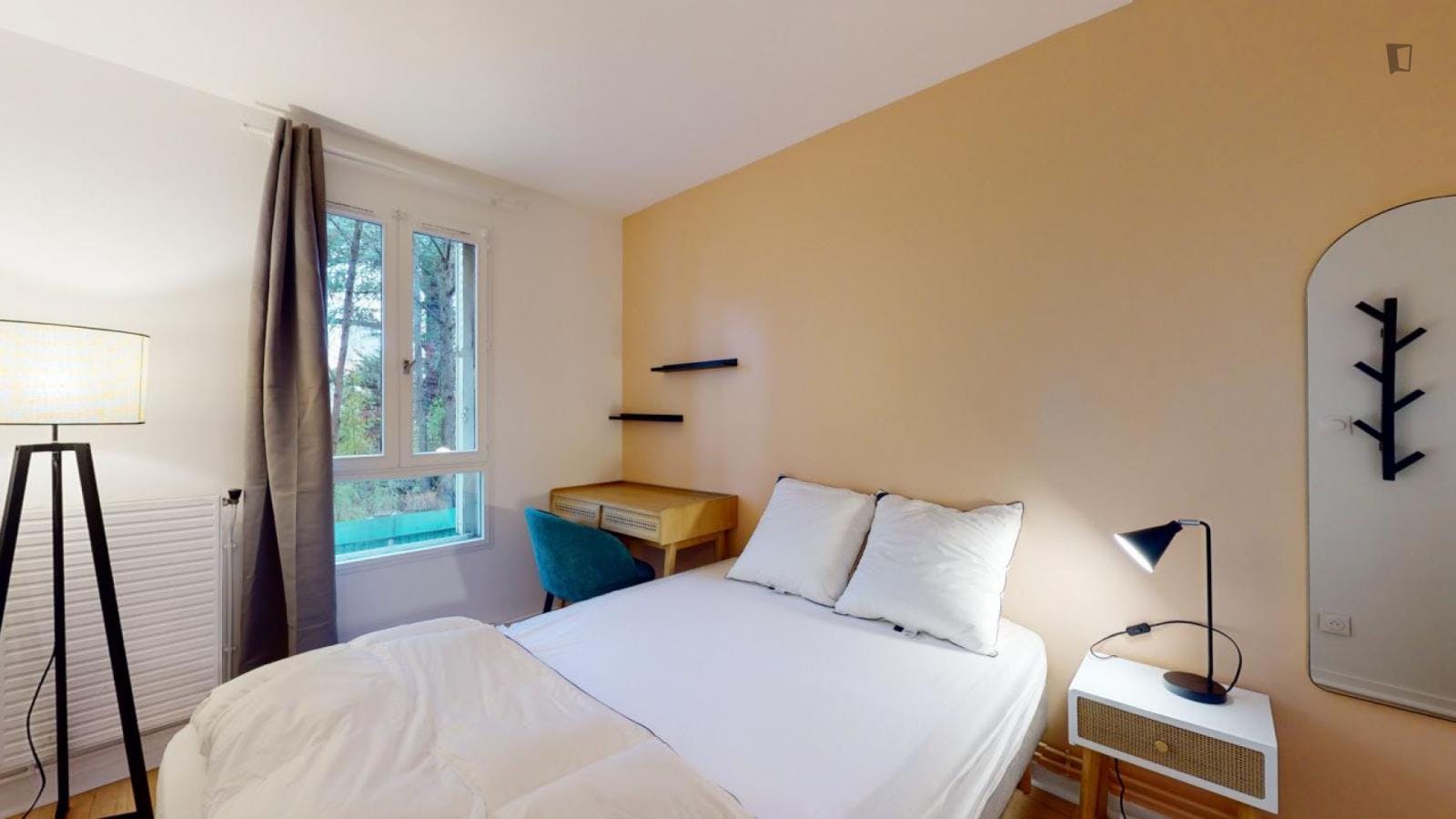 Lovely double bedroom close to Parc des Sévines