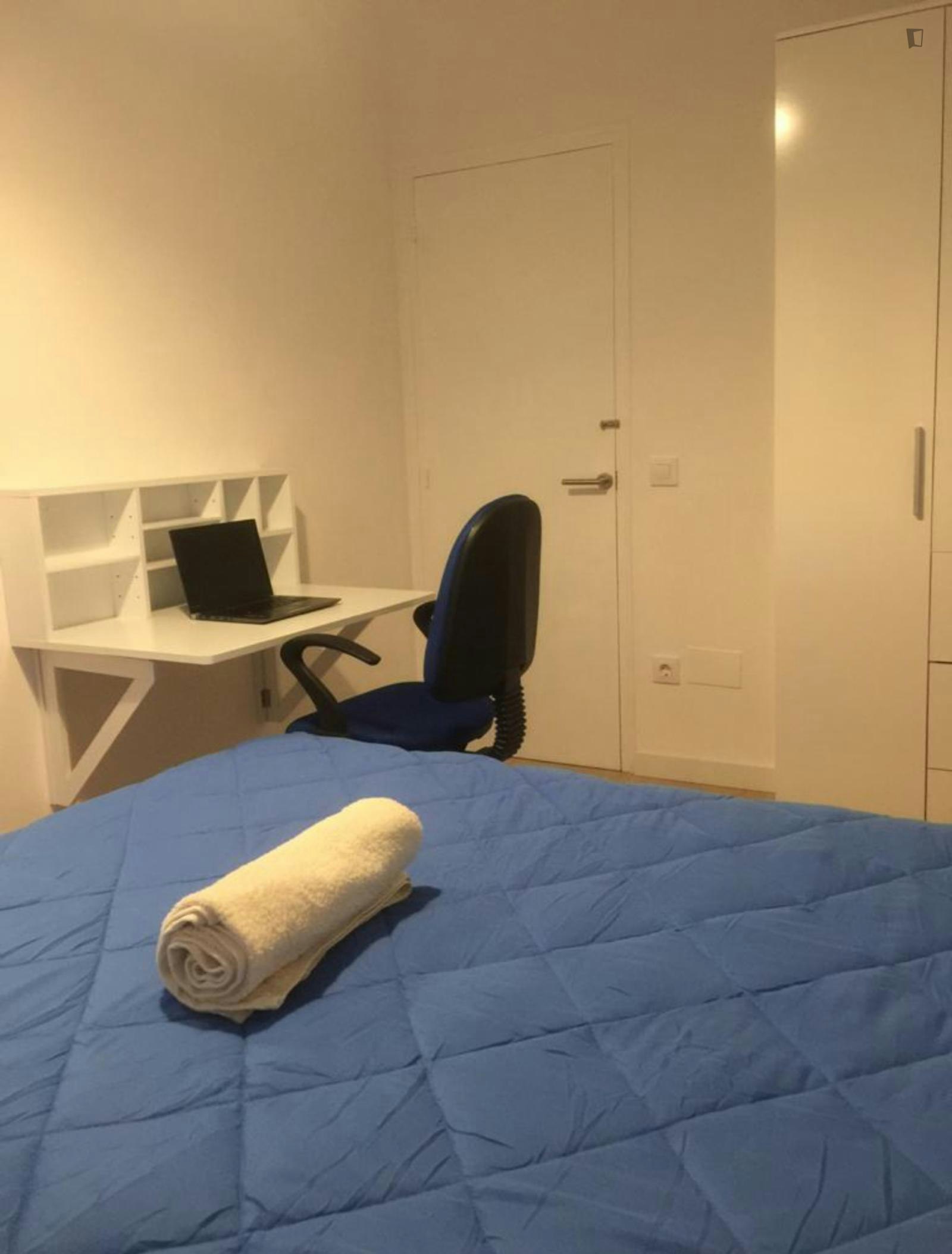 Pleasant double bedroom near Hospital Universitari de Girona Doctor Josep Trueta