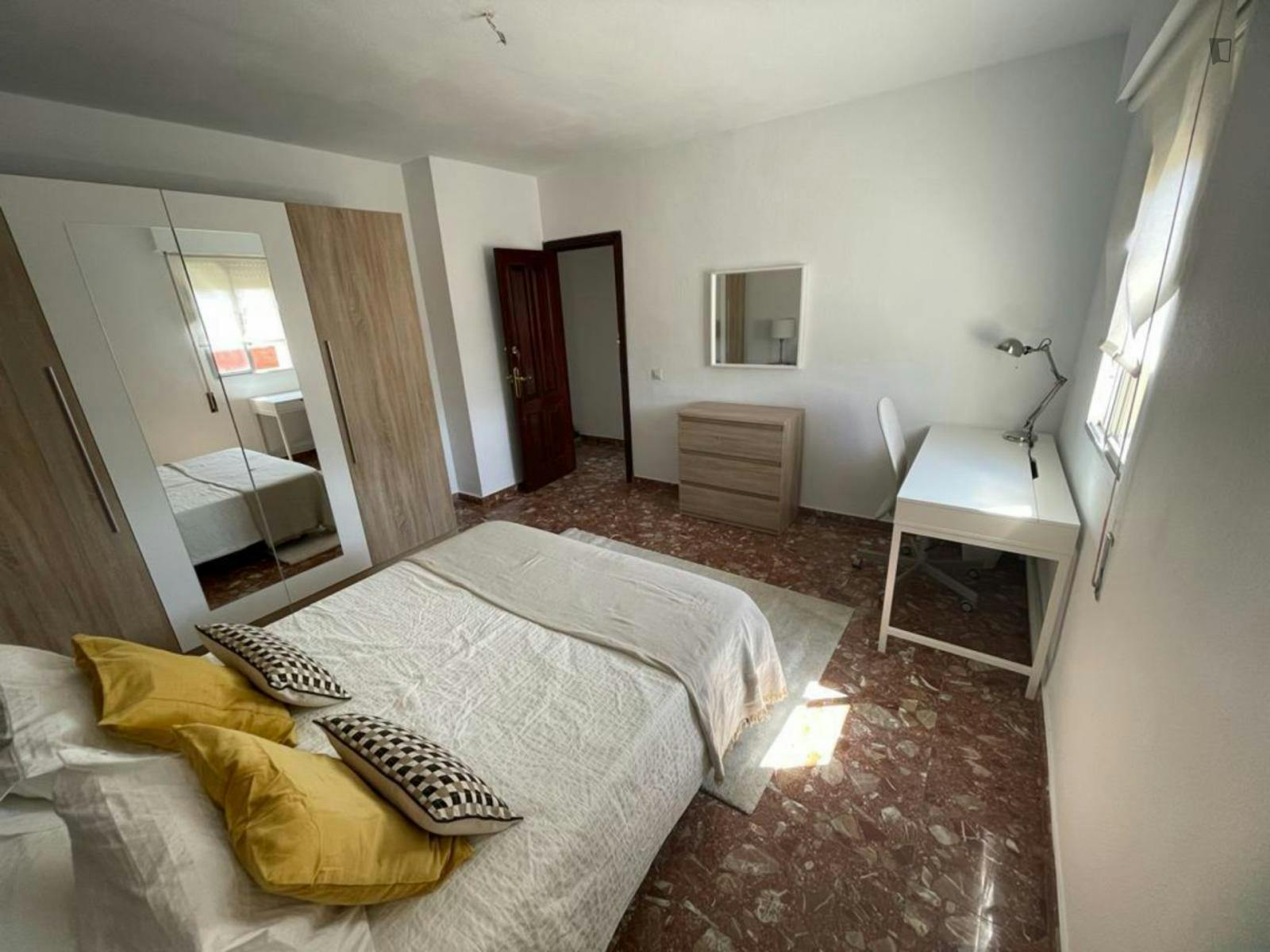 Spacious double bedroom in Málaga close to Hospital Civil de Málaga