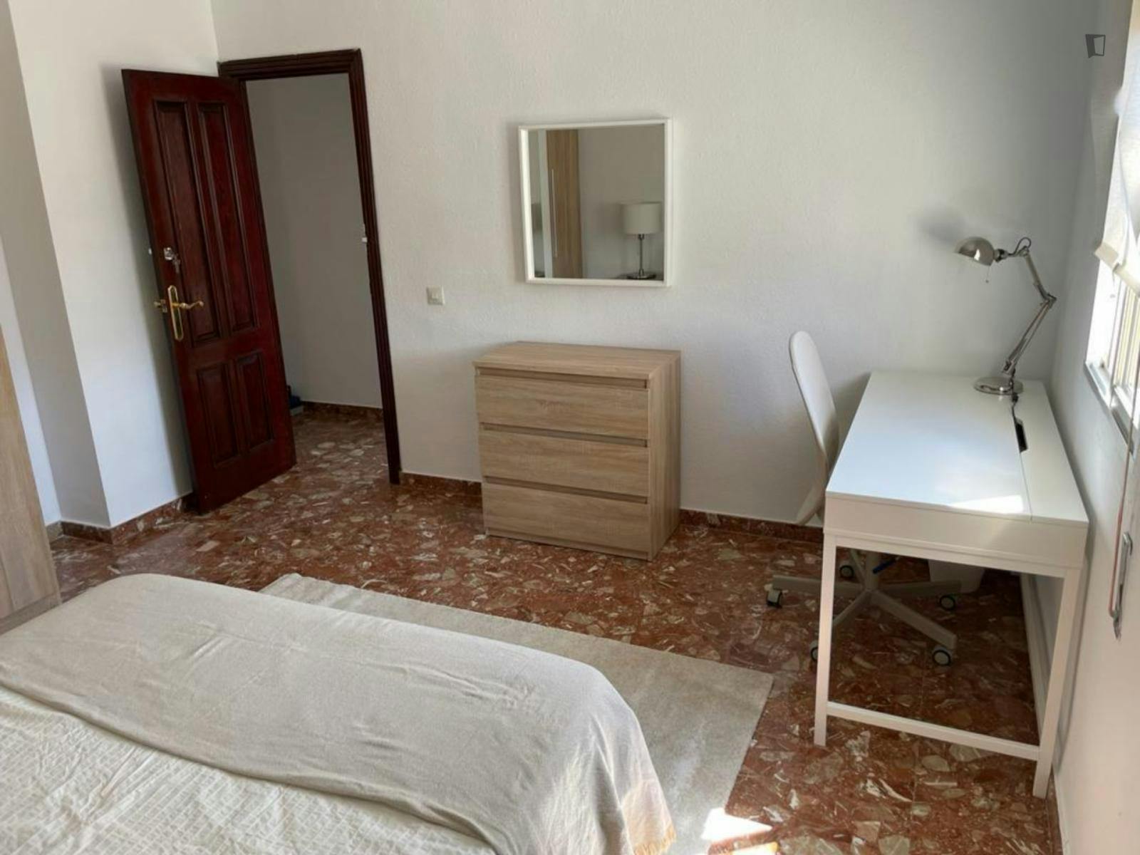 Spacious double bedroom in Málaga close to Hospital Civil de Málaga