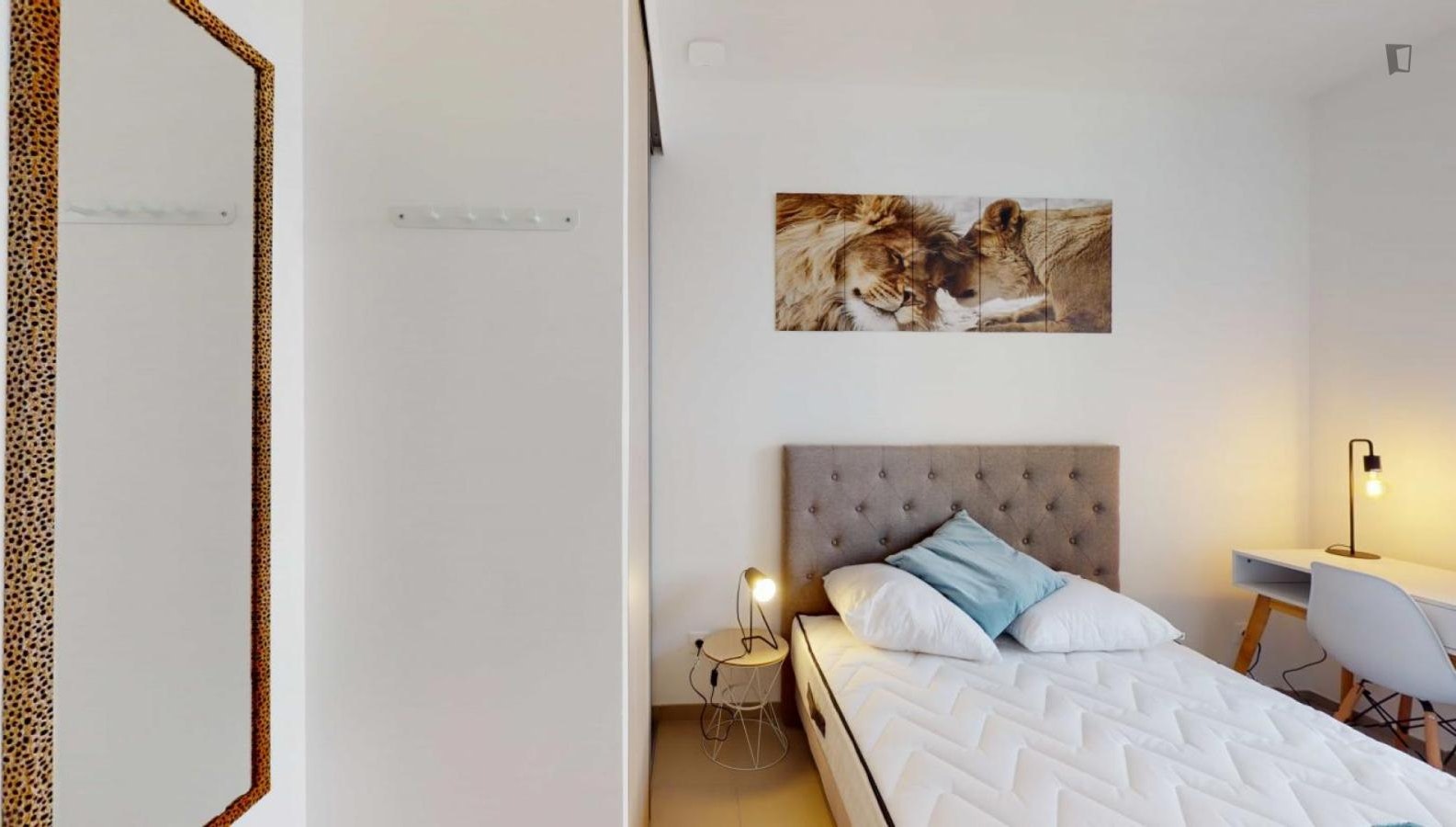 Cosy double bedroom next to the Square Vertais