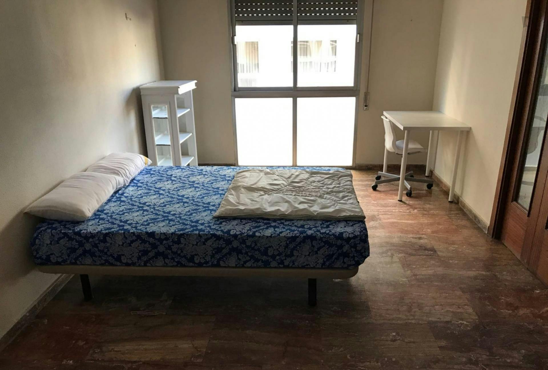 Snug double bedroom in a student flat, in San Basílio