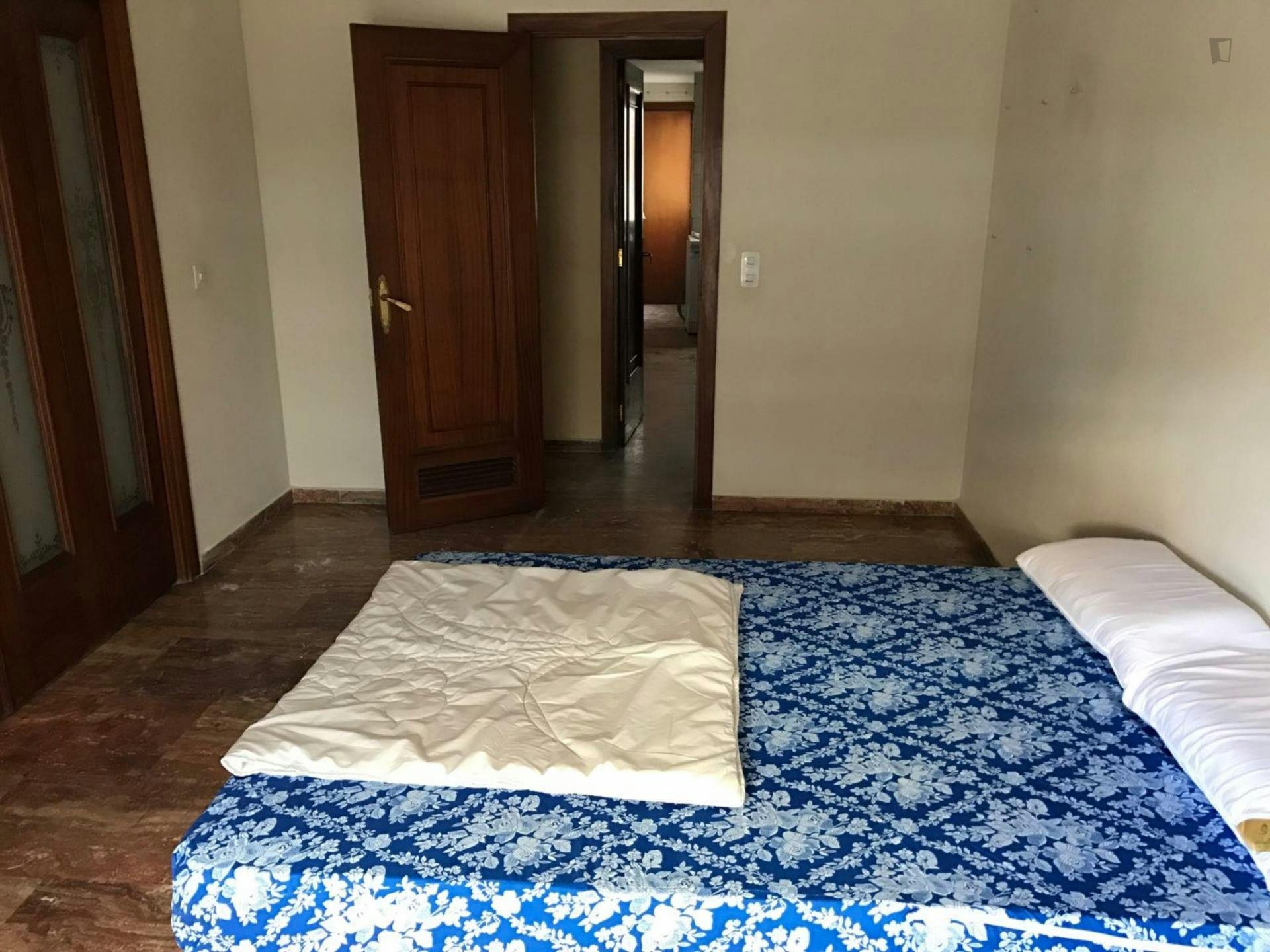 Snug double bedroom in a student flat, in San Basílio