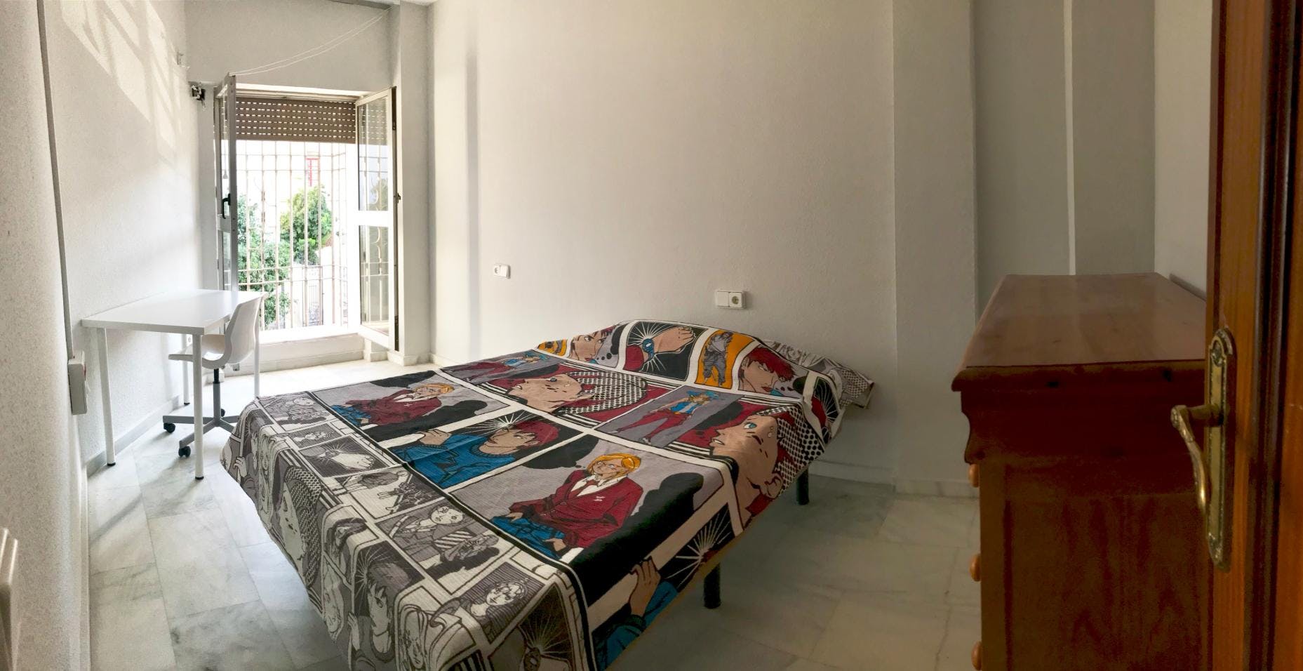 Double bedroom with a balcony, in a student flat next to Jardines de la Victoria