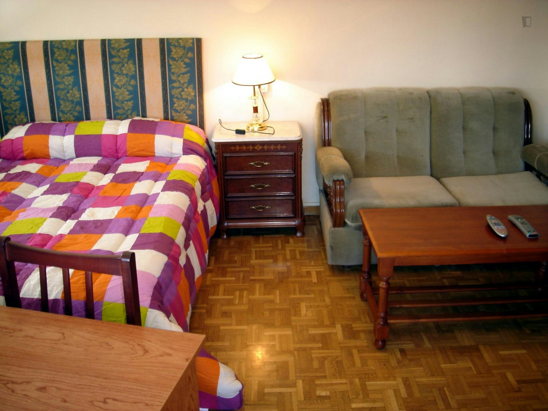 Spacious double bedroom in central Salamanca