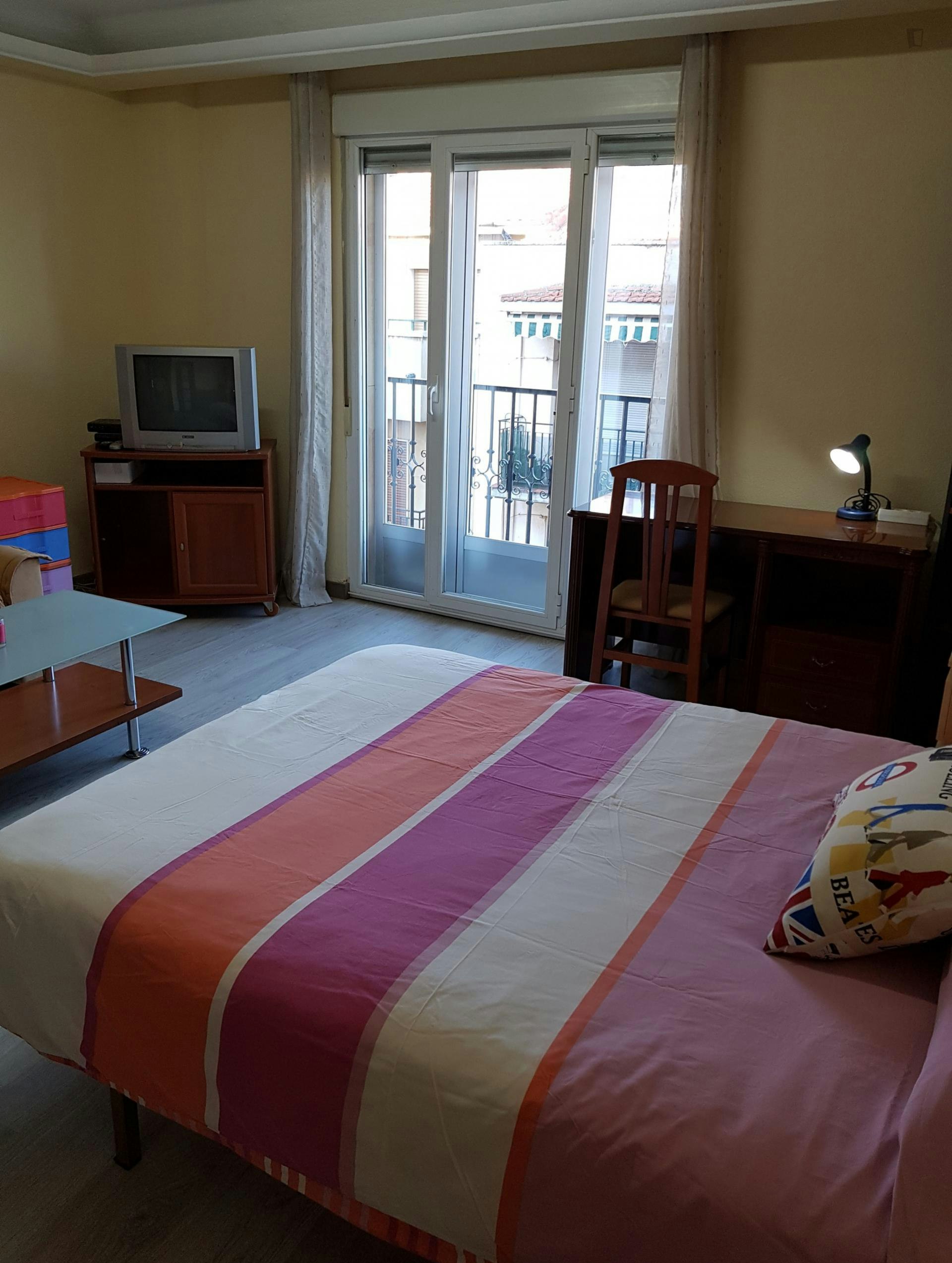 Stunning double bedroom with private balcony in Barrio del Oeste