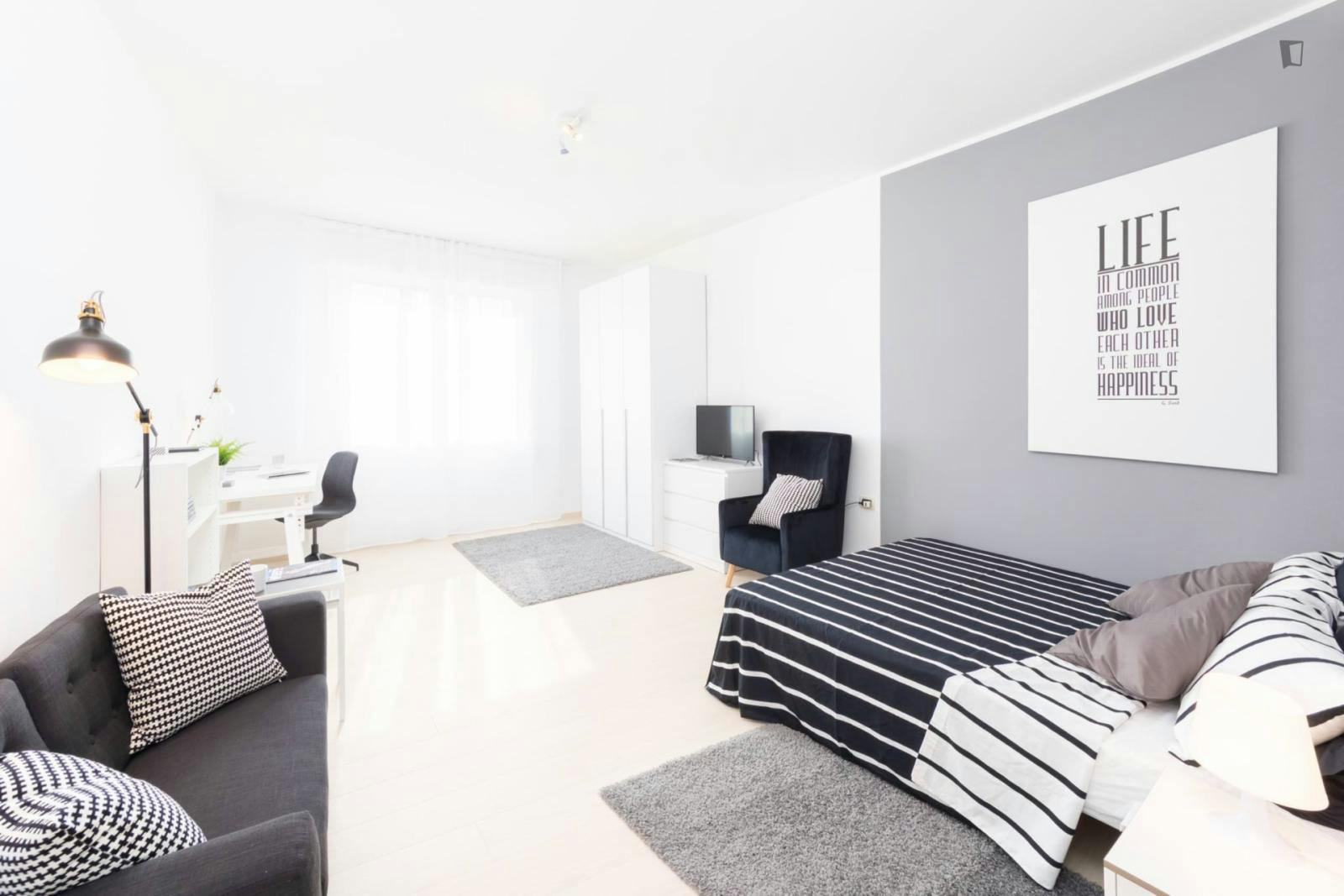 Pleasant double bedroom in a 7-bedroom flat near Campo Marzio
