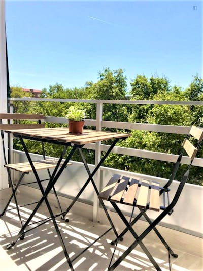Double bedroom in a 4-bedroom apartment near Rossio metro station  - Gallery -  3