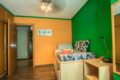 Colourful single bedroom with a private bathroom near Sant Blai
