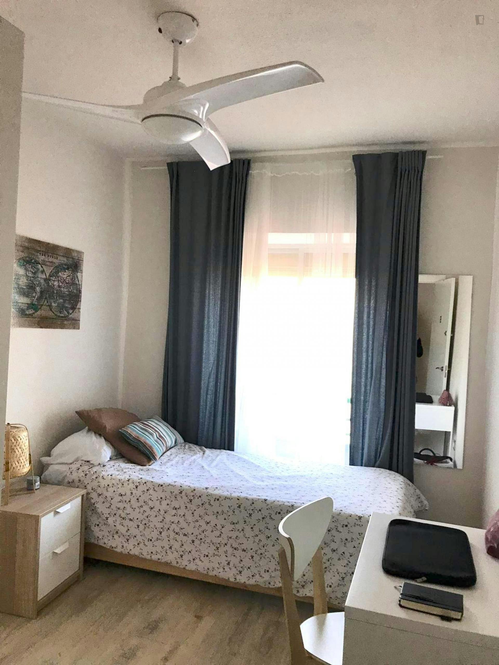 Charming single bedroom in a 3-bedroom apartment near Plaça de Pius XII