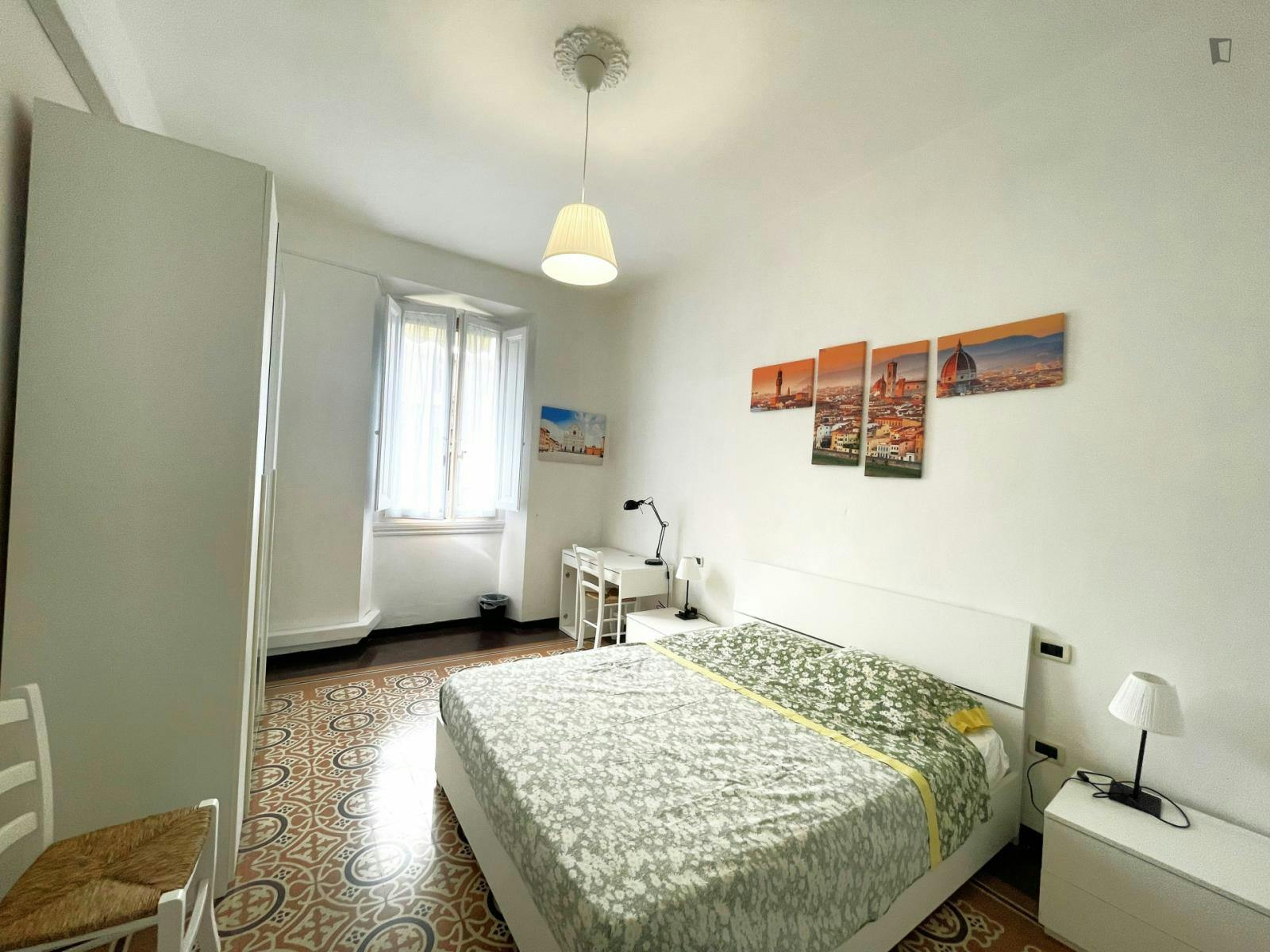Bright double bedroom in a 4-bedroom flat near Firenze Statuto train station