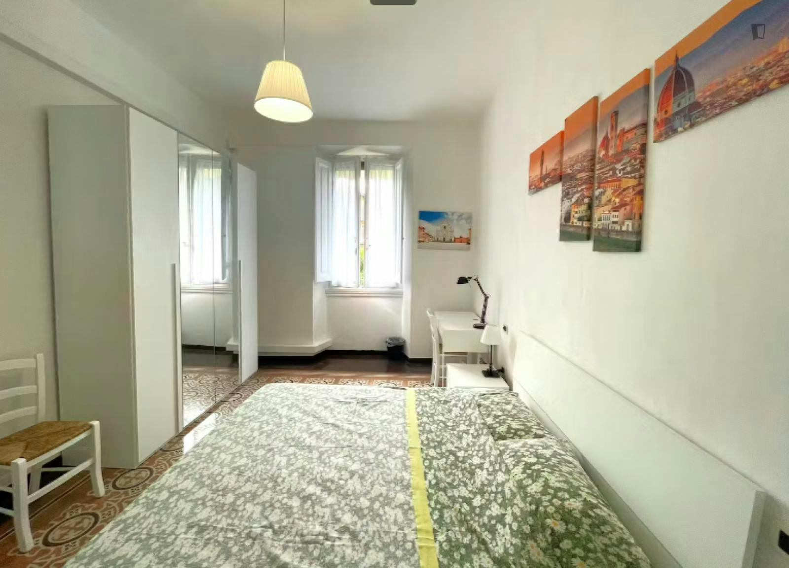 Bright double bedroom in a 4-bedroom flat near Firenze Statuto train station