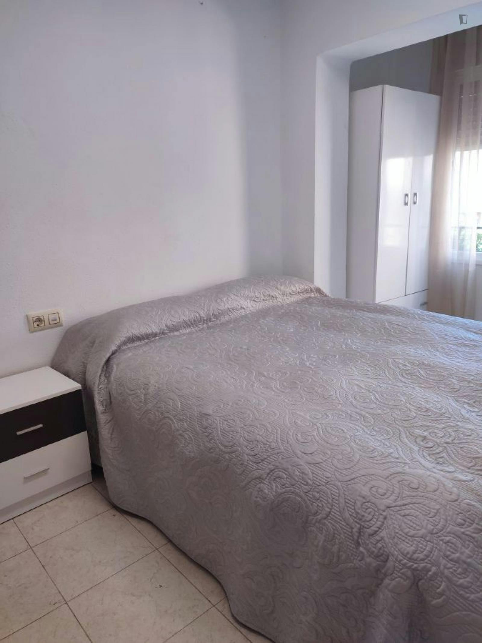 Snug double bedroom in Castelló de la Plana