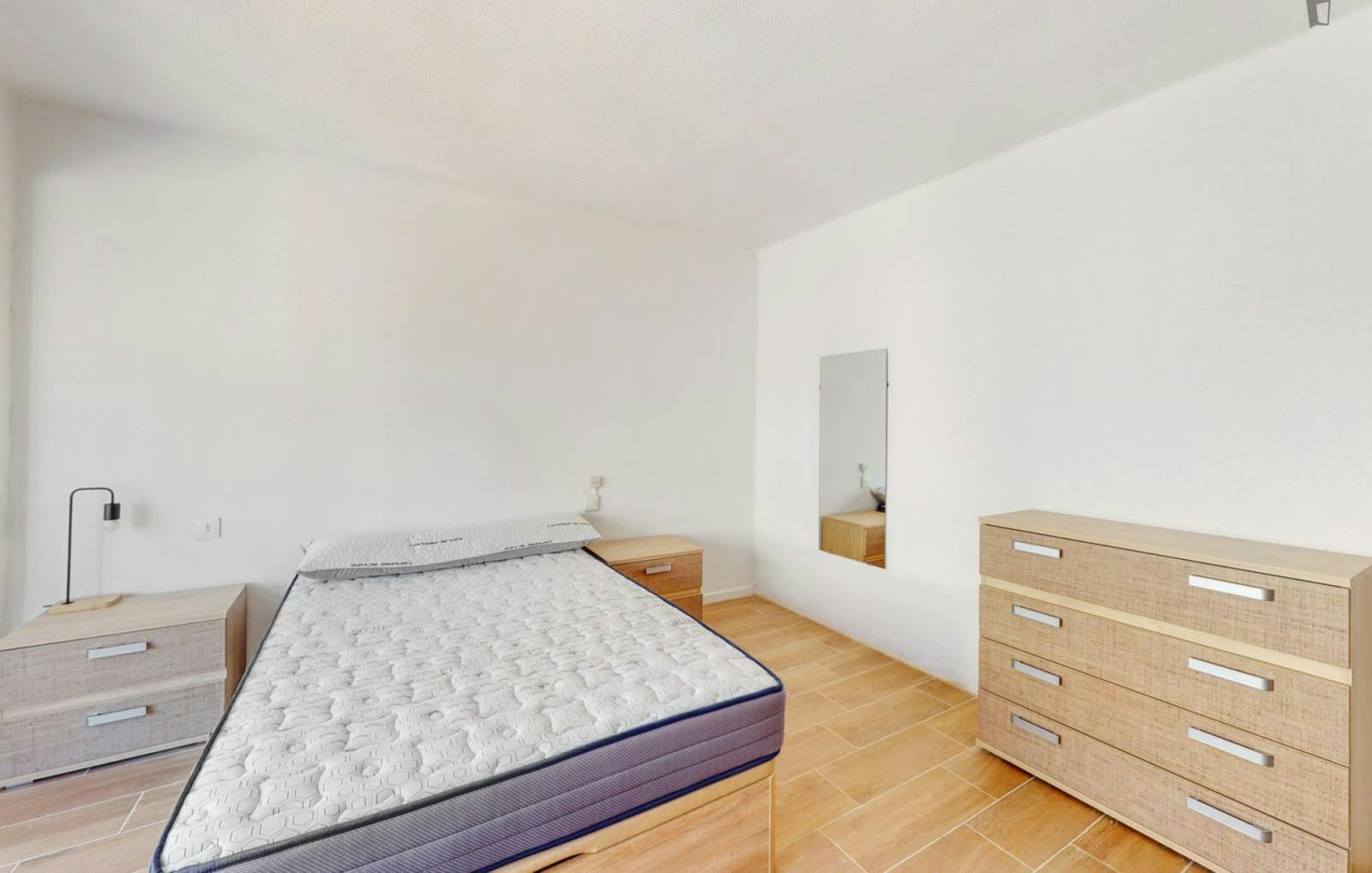 Large Appealing single bedroom