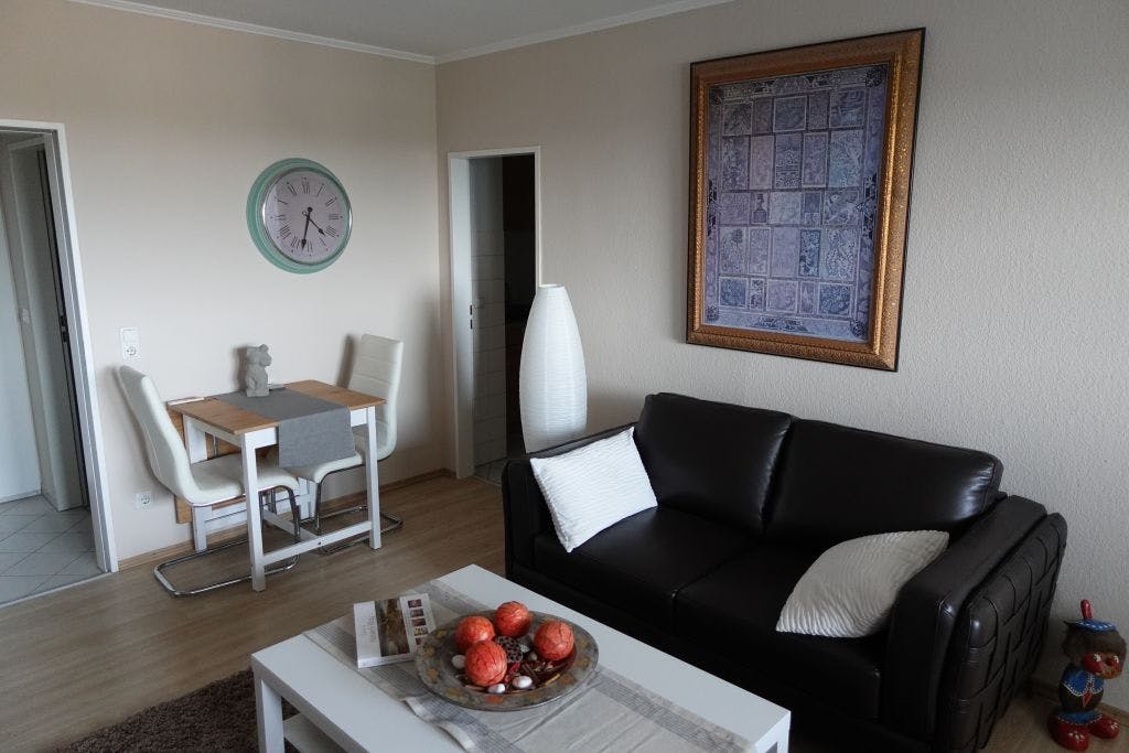 Stylish with skyline view - bright 2 rooms top furnished - garage/WLAN/NK incl.
