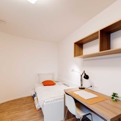 STUDENTS ONLY - Fully furnished private room in a 5 people shared apartment