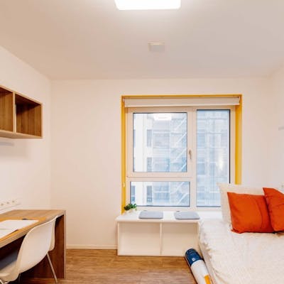 STUDENTS ONLY - Fully furnished private room in a 5 people shared apartment