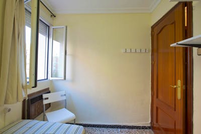 Snug single bedroom in Triana  - Gallery -  2