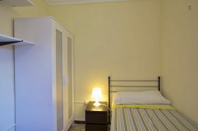 Snug single bedroom in Triana  - Gallery -  1