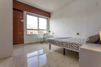 Enjoyable double bedroom near the Amistat-Casa de Salud metro  - Gallery -  1