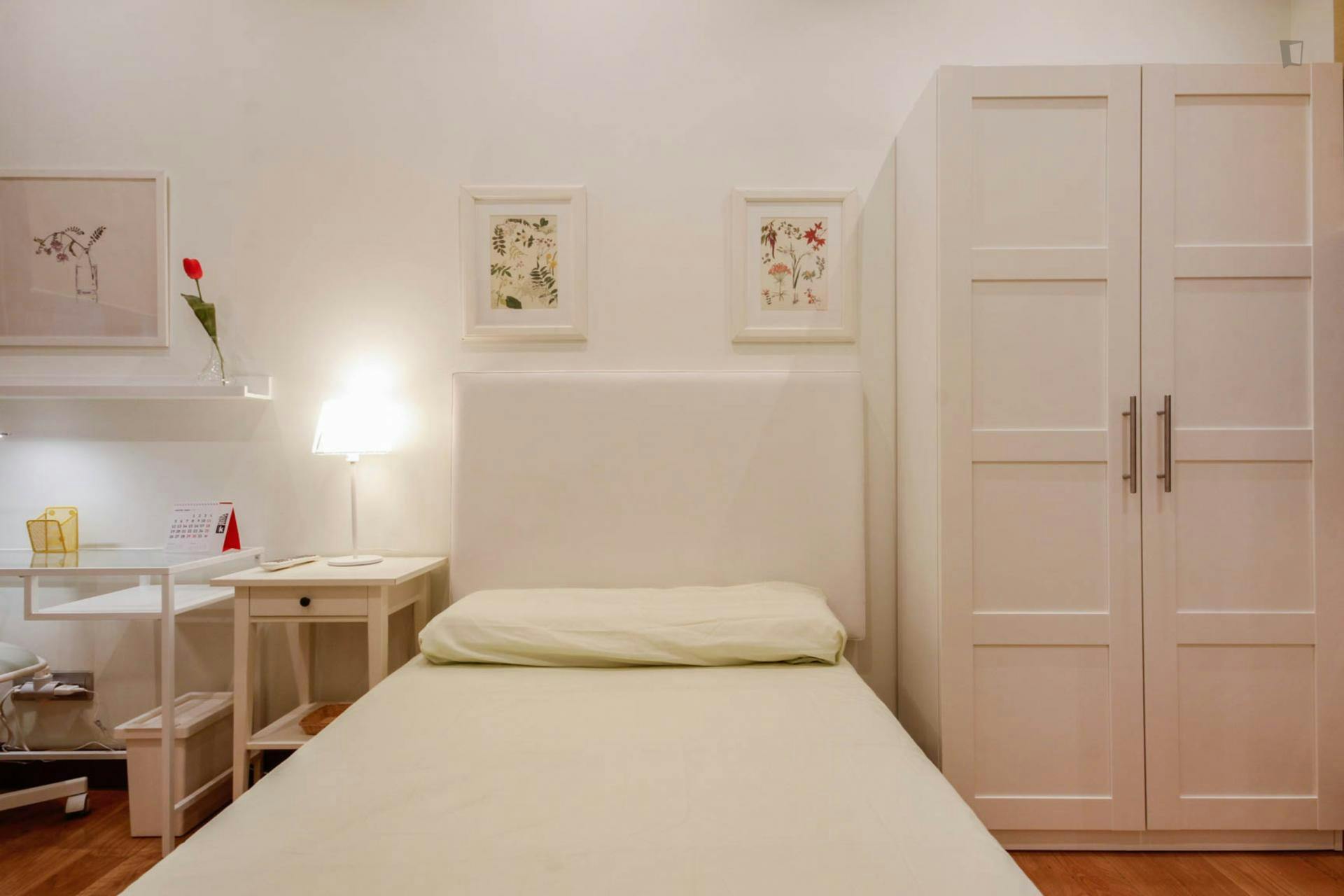 Bright single bedroom in a 4-bedroom apartment near Abando Metro