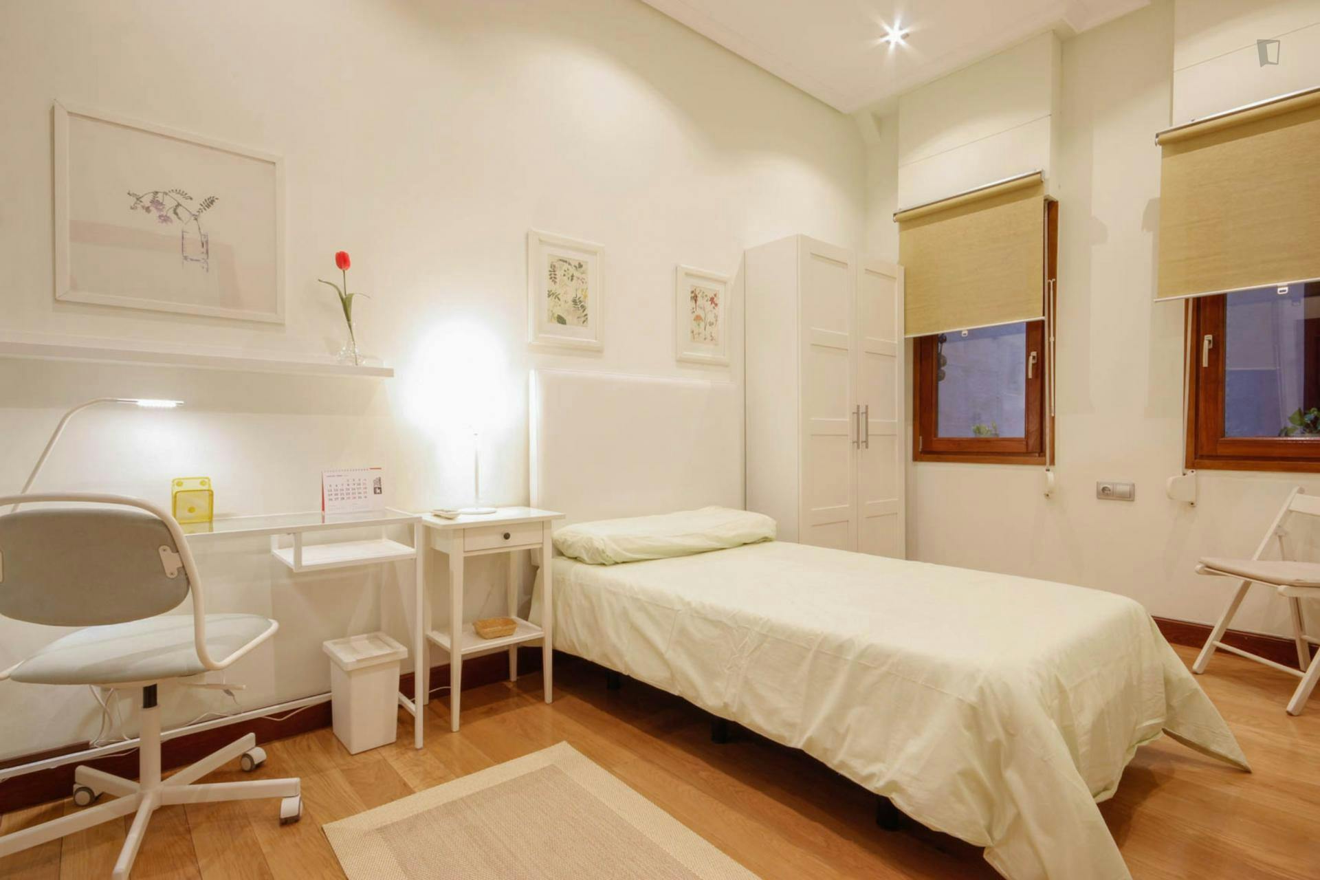 Bright single bedroom in a 4-bedroom apartment near Abando Metro