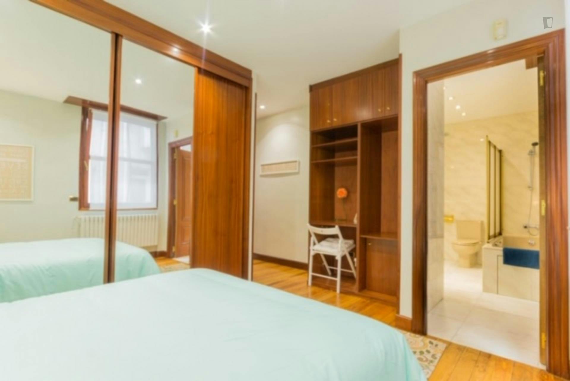 Fantastic double ensuite bedroom in a 5-bedroom apartment near Euskadi Plaza