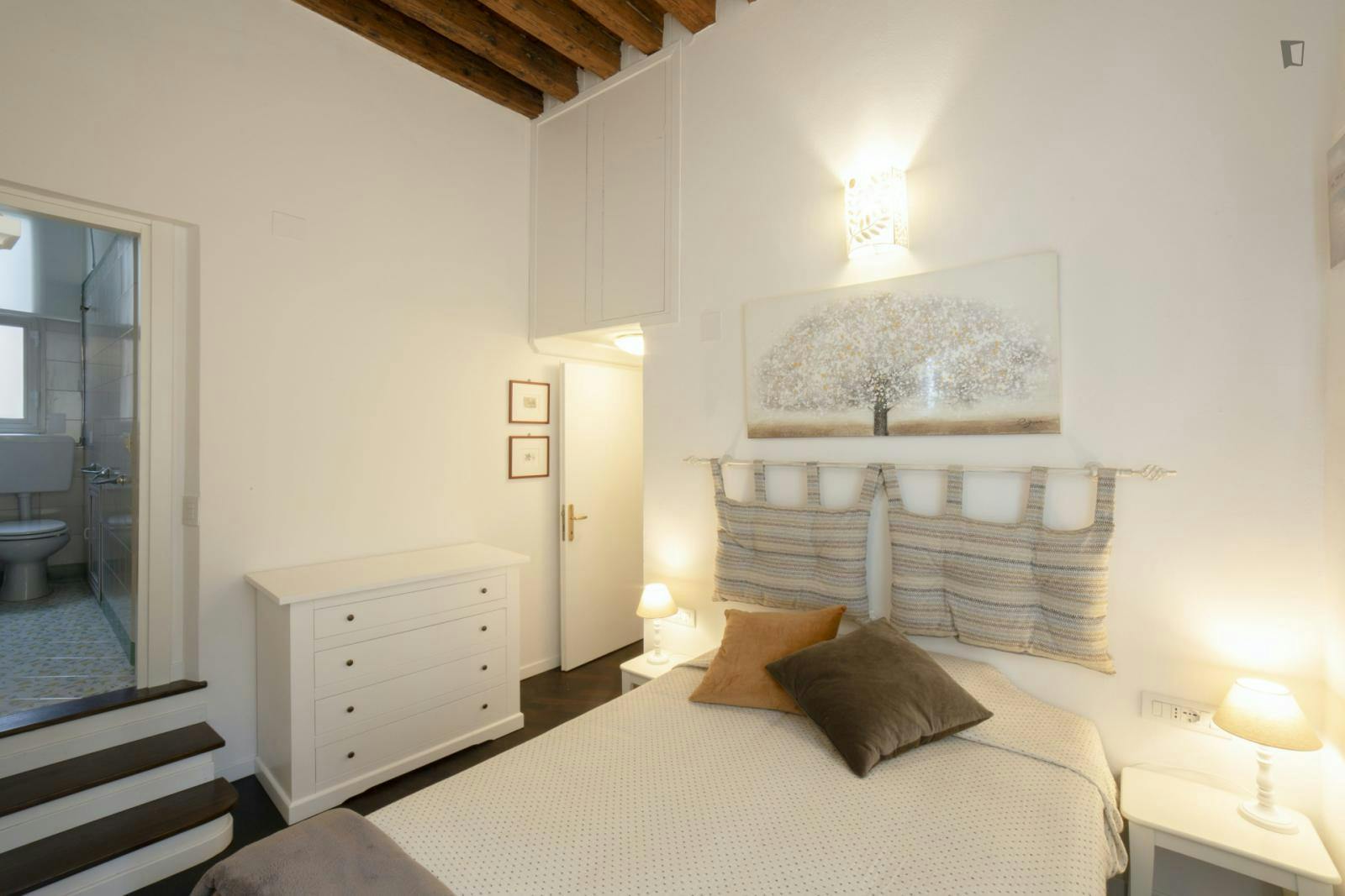 Bright 2-bedroom apartment close to Rialto Mercato boat terminal