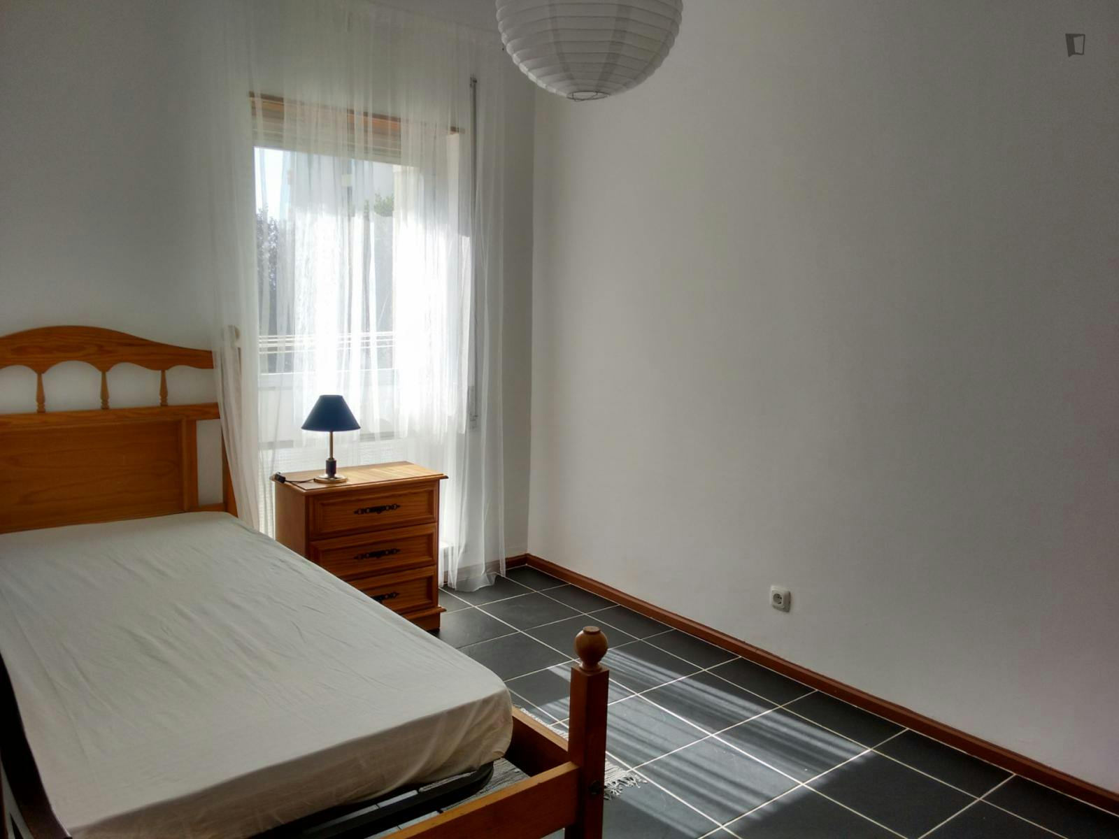 Single room in an apartment next to the hospital in Castelo Branco.