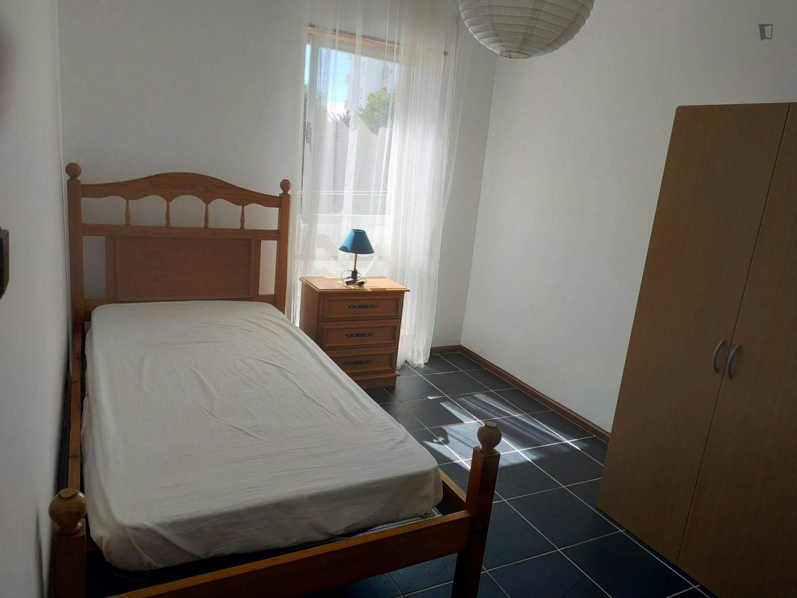 Single room in an apartment next to the hospital in Castelo Branco.