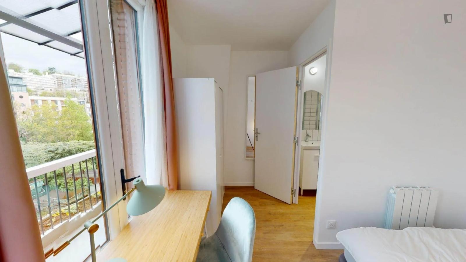 Comfy double ensuite bedroom in Issy-les-Moulineaux