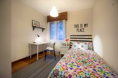 Pleasant single bedroom in a student flat, near the Uribarri train station